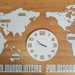 Mapa Mundo em madeira com relógio