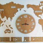 Mapa Mundo em madeira com relógio