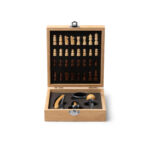 Conjunto de vinho com jogo de xadrez